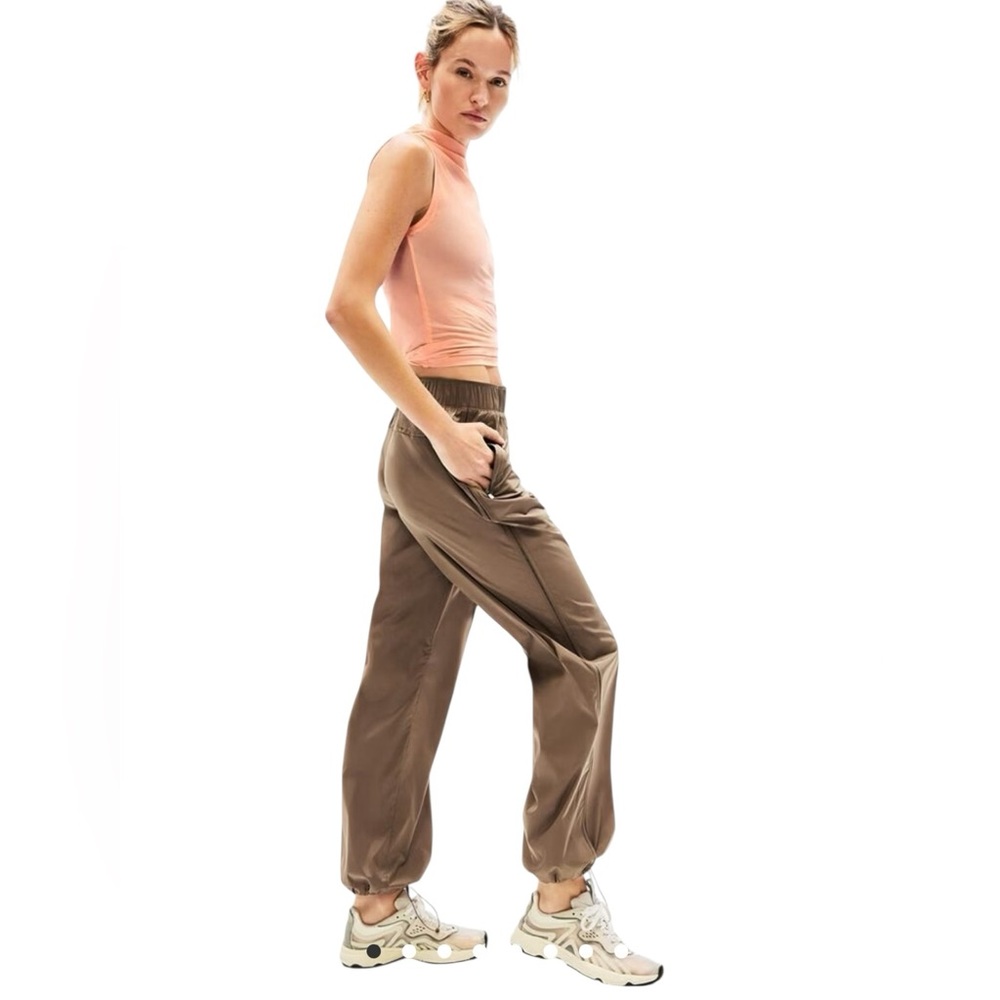Athleta Women’s Rise Pants / joggers in Clay - Size Medium- NWT